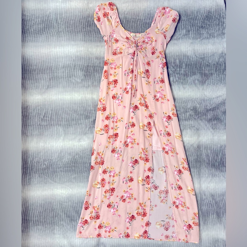 Pink floral maxi dress with a cute bow tie detail on the bust, super cut…